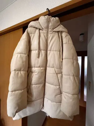 ZARA 후드 부착 베이지 다운 자켓