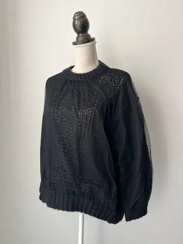 블랙 튤 장식 루즈핏 니트