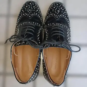스터드 장식 블랙 옥스퍼드 신발