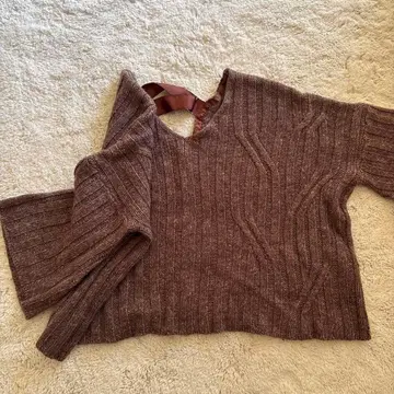 JUEMI 브라운 리본 포함 V넥 니트