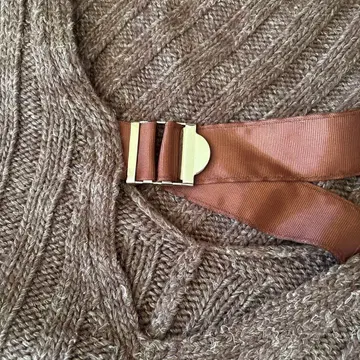 JUEMI 브라운 리본 포함 V넥 니트