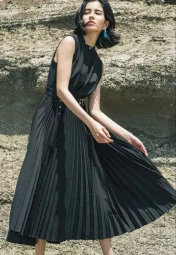 유나이티드 도쿄 더블 버클 플리츠 원피스