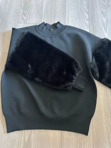 MURUA 넥 블랙 니트