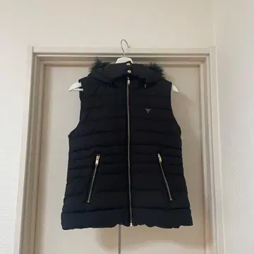 [ GUESS ] 후드 부착 블랙 다운 베스트