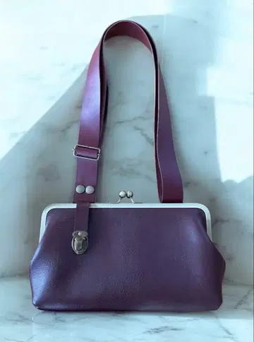 천연 가죽 바디백으로도 변하는 가마구치 숄더