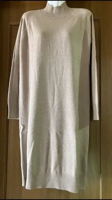 베이지 긴팔 원피스