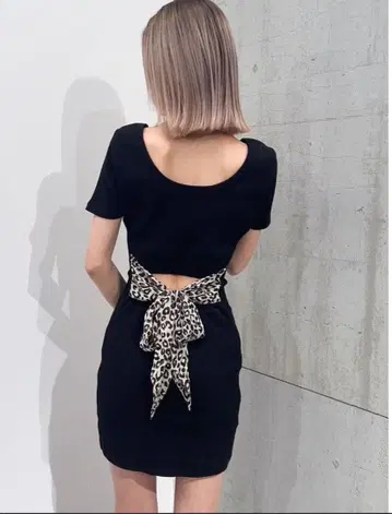 GYDA 블랙 반팔 미니 원피스 레오파드 백리본