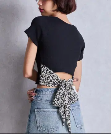 GYDA 레오파드 리본 포함 블랙 반팔 티셔츠