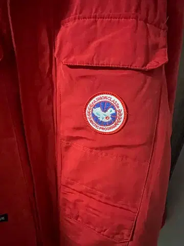 빨간색 다운 자켓 엠블럼 포함