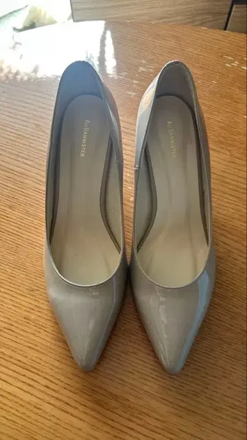[ AU BANNISTER ] 베이지 에나멜 펌프스