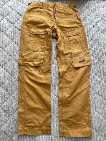 베이지 카고 팬츠 닭 자수 포함