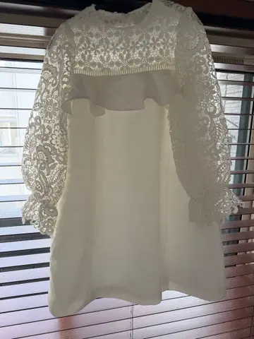 화이트 레이스 소매 프릴 원피스