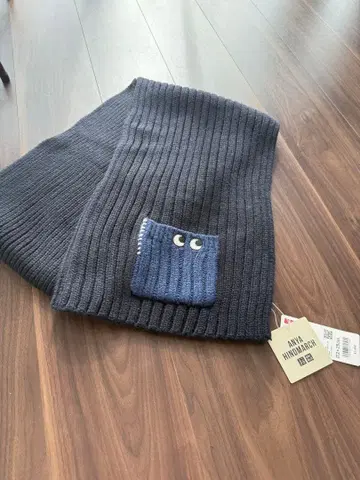 유니클로 안야 힌드마치 머플러