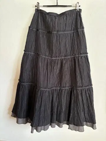 블랙 주름 가공 플레어 스커트