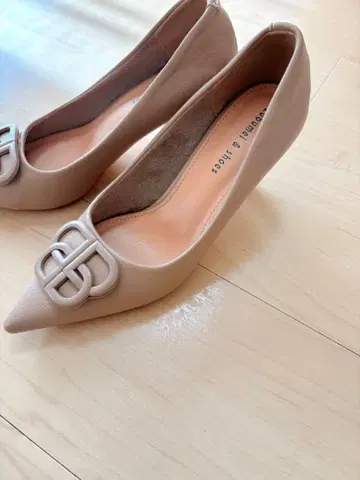 베이지 스틸레토 하이힐