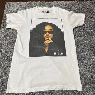 H.E.R. 프린트 셔츠