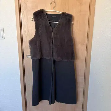 새상품급 TRUBE 퍼 달린 롱 베스트 그레이 차콜 그레이