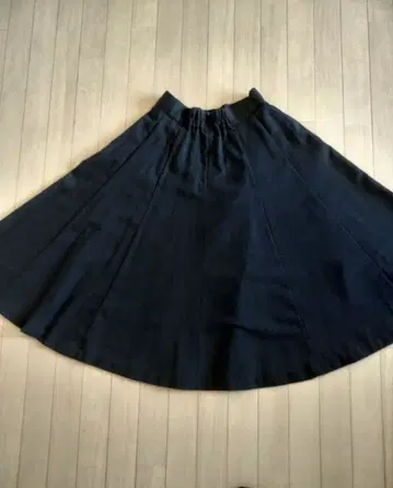 블랙 플레어 무릎 아래 기장 스커트 일부 허리밴딩