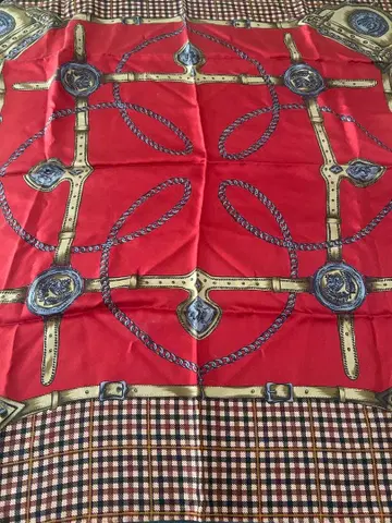 빨간색 실크 터치 스카프 체인 디자인