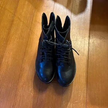 블랙 가죽 통굽 레이스업 부츠