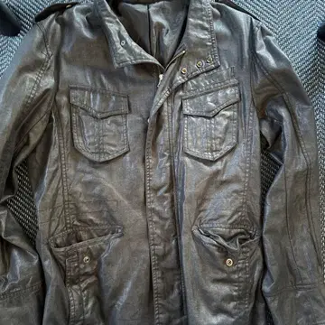 블랙 가죽 자켓 프론트 포켓 부착