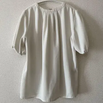 [ 새상품급 ] 로페피크닉 M 사이즈 반팔 화이트 블라우스 포멀