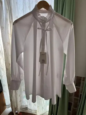 화이트 프릴 옷깃 리본 포함 긴팔 셔츠