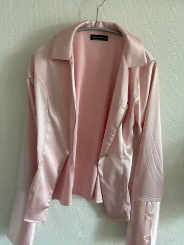 Kiss The Club 핑크 새틴 긴팔 셔츠