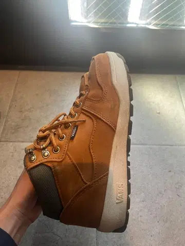 VANS 브라운 하이컷 스니커즈
