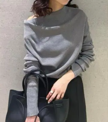 Mila Owen 미라 오웬 개더 디자인 오프숄더 리브 니트