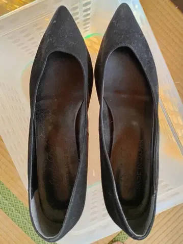 블랙 스웨이드 스틸레토 펌프스 골드 힐