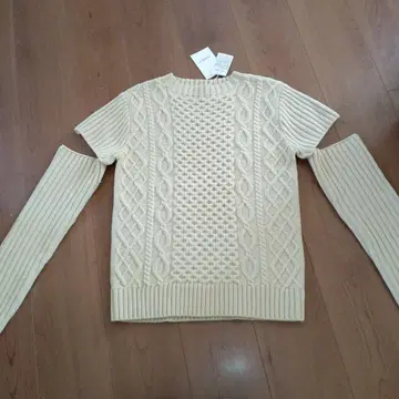 RANDEBOO 크림 케이블 니트 스웨터