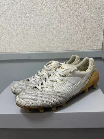 축구 스파이크 미즈노 모나르시다 NEO JAPAN (화이트 x 골드)