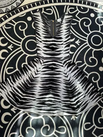 Milly 제브라 패턴 플레어 드레스 M 사이즈