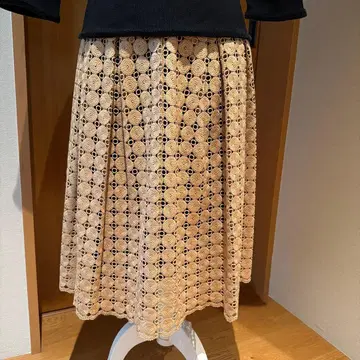 레이스 플레어 스커트 무릎 기장 베이지