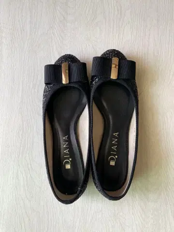 DIANA 블랙 리본 포함 플랫슈즈