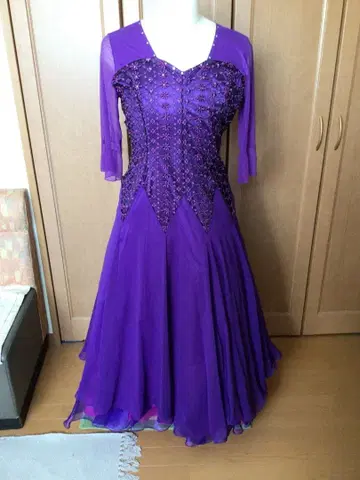 보라색 비즈 자수 플레어 드레스