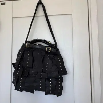 BULGA 소 가죽제품 스터드 백 블랙