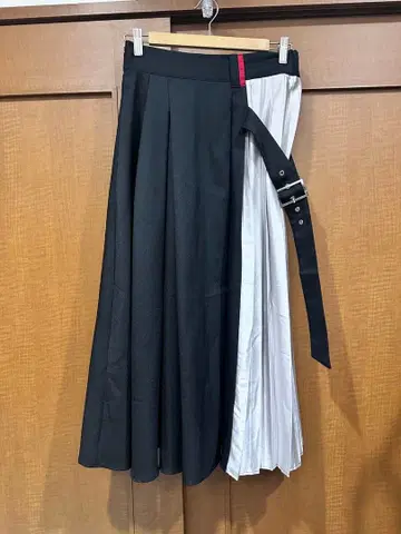 그레이와 블랙 화이트 플리츠 스커트