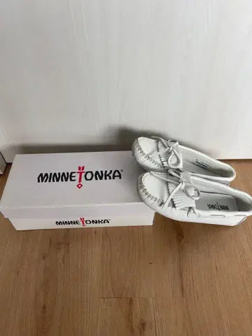 MINNETONKA 화이트 모카신 신발