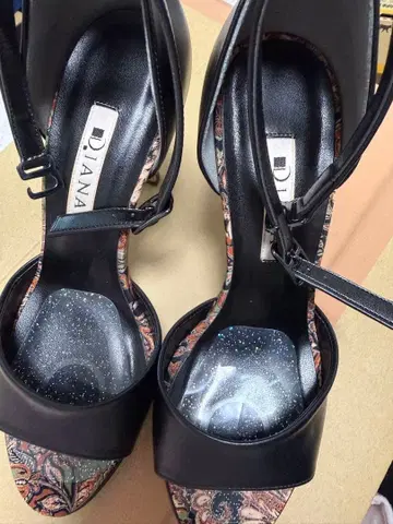 DIANA 크로스무스 샌들