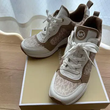 MICHAEL KORS 베이지 화이트 스니커즈 22.5cm