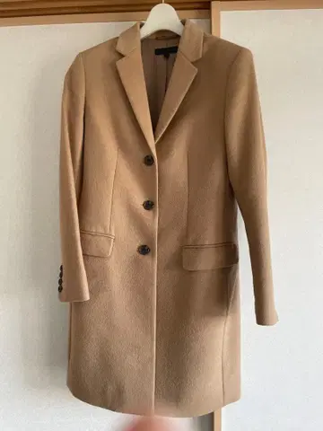 유니클로_베이지 체스터 코트 3개 버튼