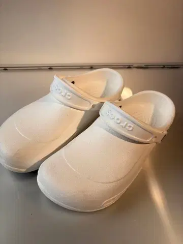 Crocs 화이트 클로그 샌들