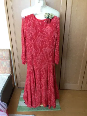 빨간색 플레어 스커트 긴팔 드레스