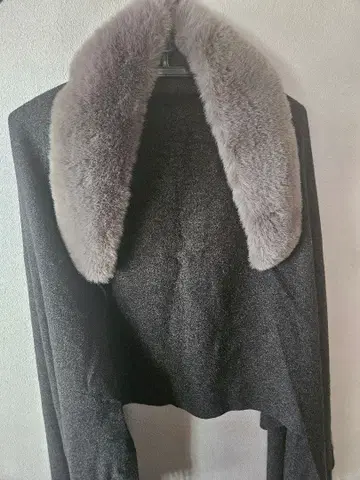 퍼가 달린 숄 스톨 차콜 그레이 클리닝 완료