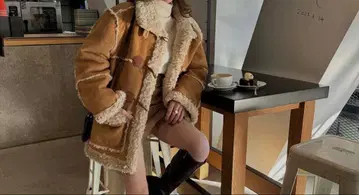 브라운 무스탕 코트 미디 기장