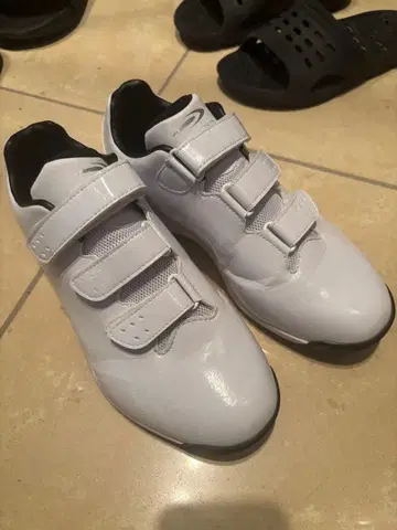 화이트 트레이닝 슈즈 티고라