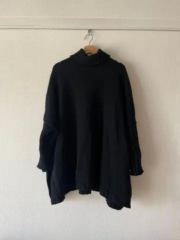 BEARDSLEY 블랙 터틀넥 루즈핏 니트