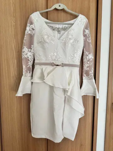 화이트 레이스 프릴 드레스